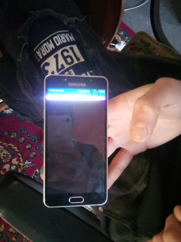 У меня телефон samsung Galaxy A5 2016 упал из руки после чего экран почернел а сенсор работает