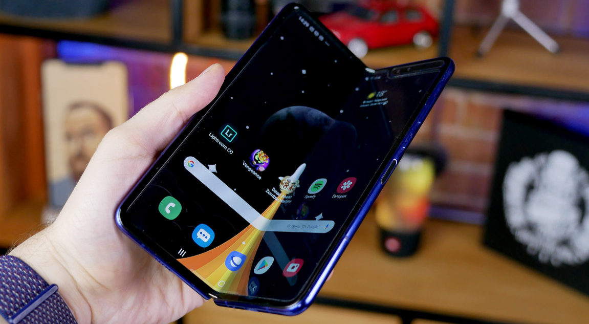 Samsung отложила старт продаж гибкого Galaxy Fold. Вы бы его купили за 110 000 руб, если бы экраны доработали