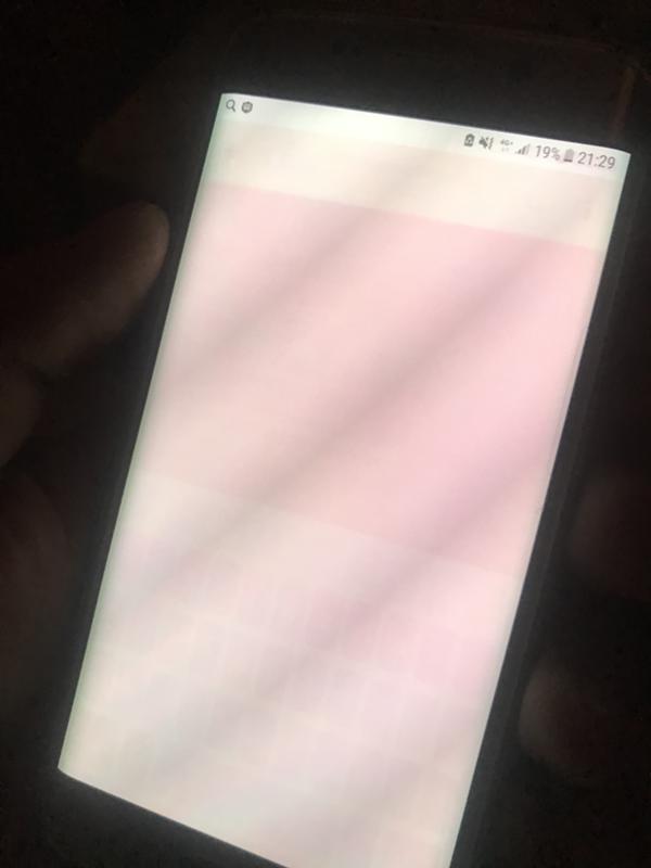 На телефоне Самсунг s6 adge появились пятна на экране Не могу разобрать что это такое