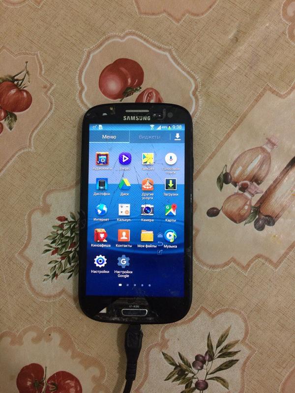 Телефон Samsung Galaxy S3. Сломано стекло на экране