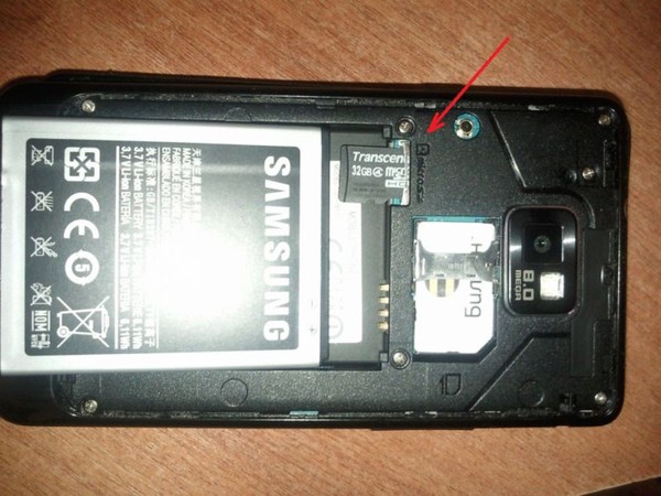 В Samsung I9100 Galaxy S II можно вставить карту памяти